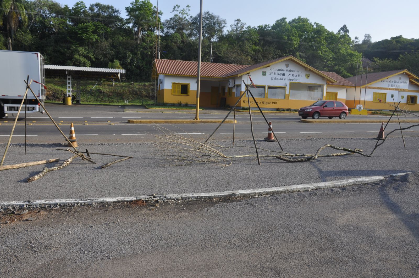 O aposentado montou estruturas de madeira junto ao acostamento onde a duplicação seria feita