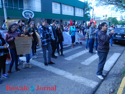 Foto Luana Ciecelski Alunos do Luiz Dourado, apoiados pela UESC, percorreram as ruas de Santa Cruz ontem
