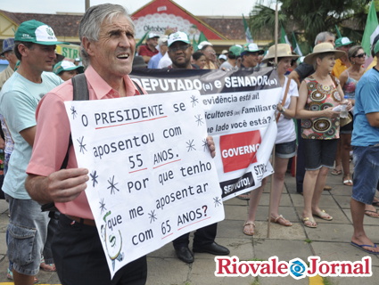 Com faixas, cartazes e cantos, agricultores clamaram por seus direitos