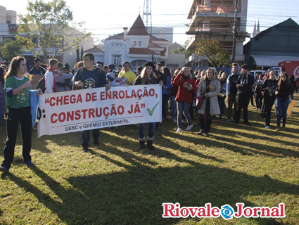 Estudantes carregavam cartazes em apoio aos professores e pedindo por melhorias
