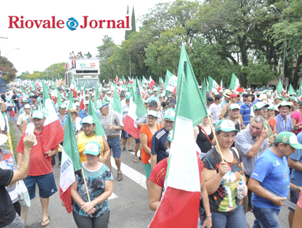  Cerca de 8 mil pessoas se reuniram em frente ao Parque da Oktoberfest e percorreram as ruas da cidade na última terça-feira