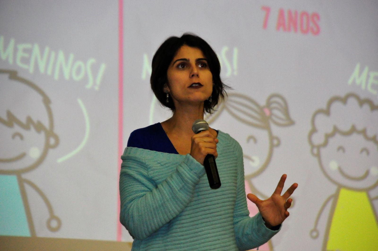 Manuela d'çvila conversou com professores, alunos e secundaristas, na Unisc