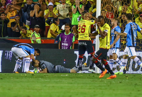 Defesa de Marcelo Grohe contra o chute de Ariel, já é considerada uma das melhores da história do futebol
