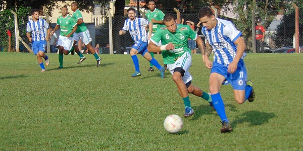 Margarida (camisas listradas) obteve sua primeira vitória no campeonato
