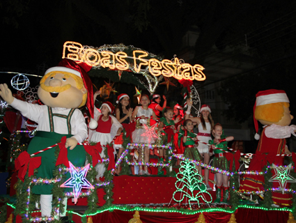 Desfile de Natal da Christkindfest contou com a presenÃ§a dos bonecos Fritz e Frida