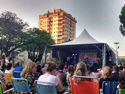 Dia Beatle reuniu varias geraÃ§Ãµes na PraÃ§a GetÃºlio Vargas