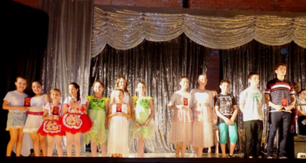 Os alunos premiados fizeram apresentaÃ§Ãµes de danÃ§a, ballet e canto