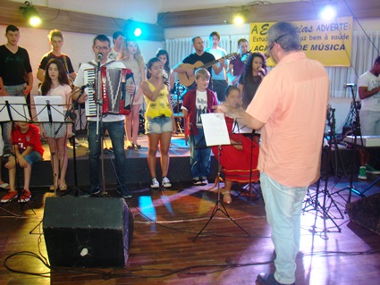 Alunos da Academia fizeram apresentaÃ§Ãµes antes da confraternizaÃ§Ã£o na Pizzaria Venezia