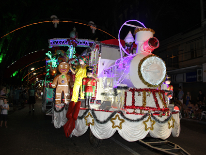 Carros alegÃ³ricos coloridos e iluminados encantaram quem estava na rua Marechal Floriano