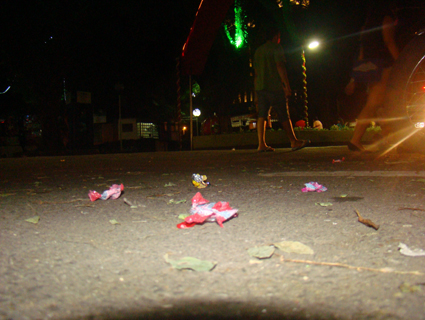 ApÃ³s o final do desfile, diversos papÃ©is de bala estavam jogados pelas ruas e calÃ§adas 