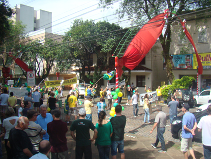 Em alguns momentos, manifestantes chegaram a parar o trÃ¢nsito em frente Ã  PraÃ§a da Bandeira