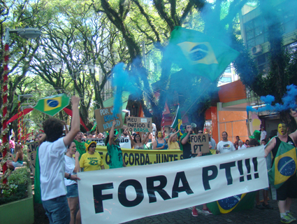 Em Santa Cruz, cerca de 200 pessoas foram Ã s ruas pedir pelo impeachment da presidente Dilma