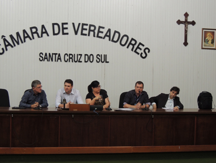 Junto da presidente da CÃƒÂ¢mara de Vereadores, Solange Finger (ao centro), a equipe regional da Corsan apresentou os dados referentes a 2015