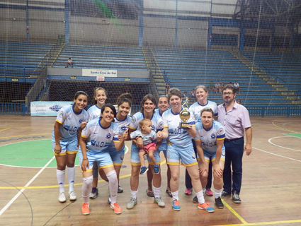 Excudetto recebe trofÃ©u do diretor do Riovale Jornal, AndrÃ© Felipe Dreher