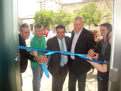 Autoridades fizeram a abertura da fita de inauguraÃ§Ã£o do novo escritÃ³rio da Junta Comercial