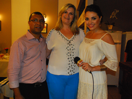 Nara Thier (ao centro) com a repÃƒÆ’Ã‚Â³rter Raphaela Hagemann e o cinegrafista Clovis Santos