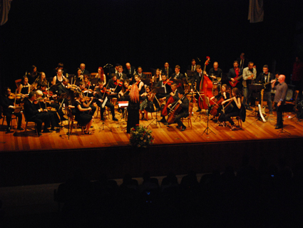  Uli Assmann e banda tocaram juntamente com os integrantes da orquestra