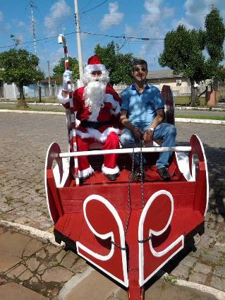 Trenó do Papai Noel percorre ruas da cidade levando alegria para as crianças