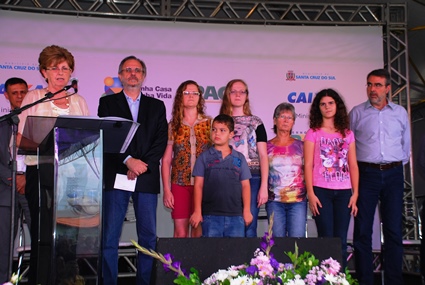 Primeira família a receber a chave foi a de Lilian Fabrícia Lau, que mora com seus três filhos e sua mãe