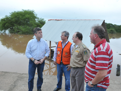  No último domingo, o prefeito Fernando Schwanke visitou as áreas com o então governador interino, Edson Brum