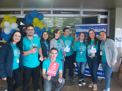 Com muita simpatia, os bibliotecÌÁrios faziam a recep̤̣o dos futuros universitÌÁrios