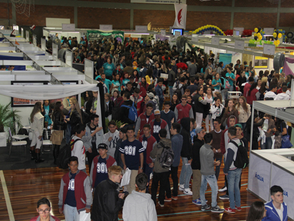 A maior concentraÌ¤Ì£o de alunos esteve no GinÌÁsio PedagÌ_gico, onde ocorreu a mostra de cursos