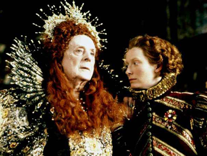 Rainha Elizabeth I interpretada pelo ator Quentin Crisp ao lado de Orlando