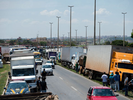 ManifestaÃ§Ãµes estÃ£o acontecendo em todo o paÃ­s. Na foto, a concentraÃ§Ã£o realizada em BrasÃ­lia na BR-040
