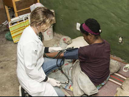 Profissionais cuidam da saúde daqueles que estão em situação de risco