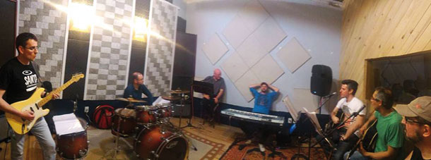 Raul Assmann e banda em momento de descontraÃ§Ã£o durante ensaio