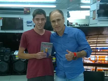 Paulo Brito na sessÃ£o de autÃ³grafos na tarde de ontem