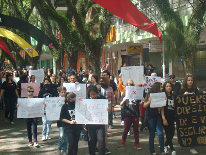 Caminhada reuniu cerca de cem pessoas no sÃ¡bado de manhÃ£