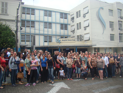 Manifestação reuniu dezenas de funcionários em frente ao HSC