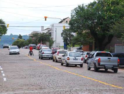 Fileira de carros que se forma com o fechamento do sinal tranca a passagem daqueles que querem sair ou entrar na rua do Moinho