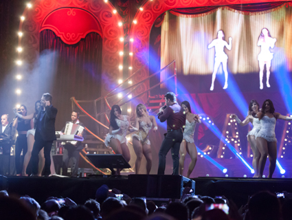 DanÃƒÆ’Ã‚Â§arinas fizeram um show ÃƒÆ’&nbsp; parte durante a apresentaÃƒÆ’Ã‚Â§ÃƒÆ’Ã‚Â£o da dupla