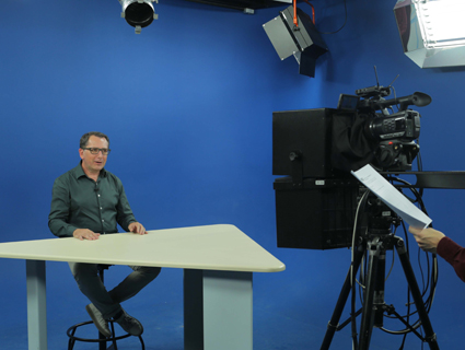 Rudimar no est̼dio de TV da Unisc: o aprendizado dos professores ̩ constante