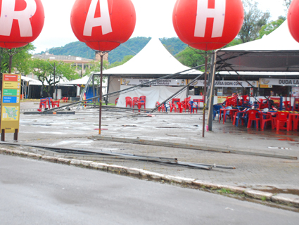 Parte da praÃ§a de alimentaÃ§Ã£o estÃ¡ sem a cobertura