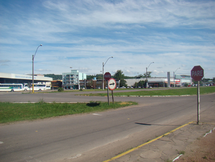 Mesmo com duas placas de â€œPareâ€, acontecem acidentes no local