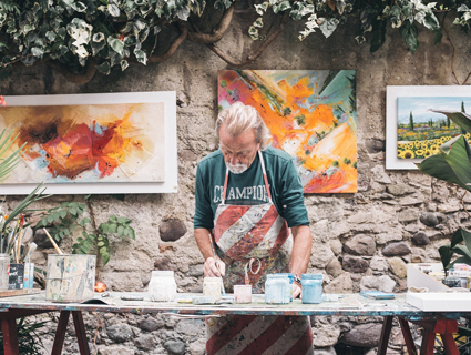 Uma profissÌ£o que leva cor e alegria ÌÊs casas e ambientes do mundo inteiro