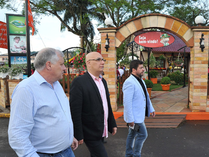Presidente da Assemp, FlÃ¡vio Bender, acompanhou Victor Hugo e Neidmar Roger no Parque da Oktoberfest