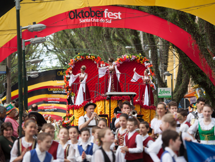 JÃ¡ no desfile, foram 30 mil pessoas reunidas nas ruas centrais