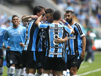 Douglas e BobÃ´ marcaram, mas nÃ£o foi o suficiente para a vitÃ³ria do tricolor