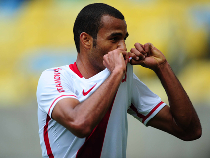 Internacional vence Flamengo no MaracanÃ£ com gol de Ernando