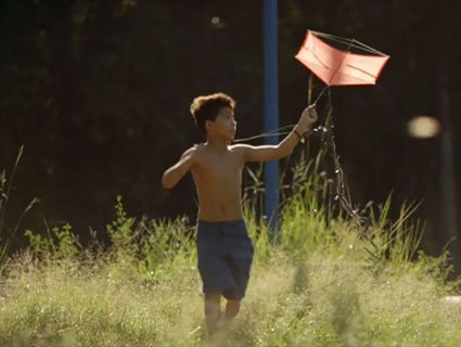 Filme traz memórias de infâncias distintas e sugere reflexões sobre o tema