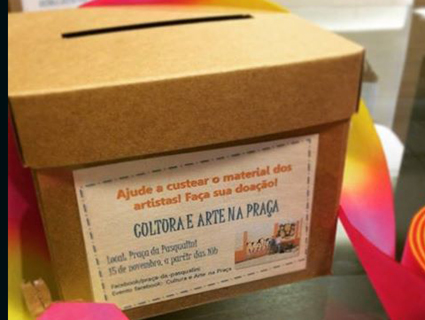 Caixas como a da foto estÃ£o espalhadas pelo comÃ©rcio com o objetivo de arrecadar dinheiro para as tintas