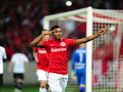 Vitinho marca e Inter bate Joinville por 1x0