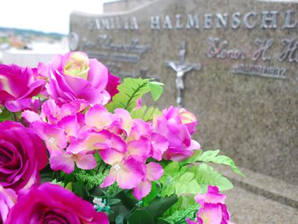 A marca do feriado é o colorido das flores que enfeitam os cemitérios