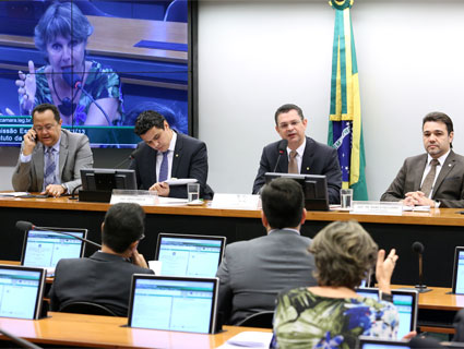 Com a leitura do parecer, foi aberto o prazo regimental para a apresenta̤̣o de emendas, jÌÁ que o relator apresentou um substitutivo ao texto original.