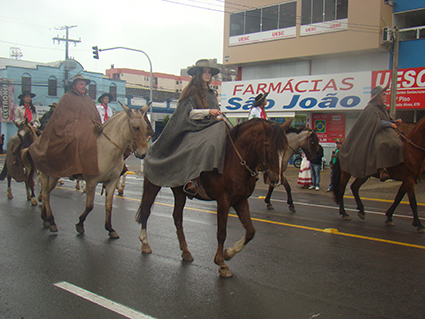 Desfile foi realizado domingo, 20 de setembro, na Rua Ernesto Alves, mesmo com a chuva insistente do fim de semana