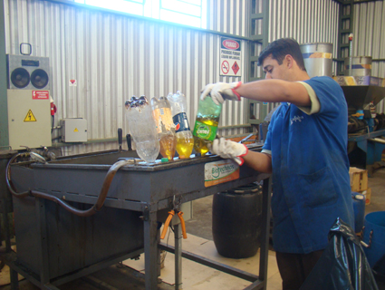 Claiton, que trabalha hÌÁ seis anos na usina, Ì© responsÌÁvel pela transformaÌ¤Ì£o do Ì_leo em biodiesel